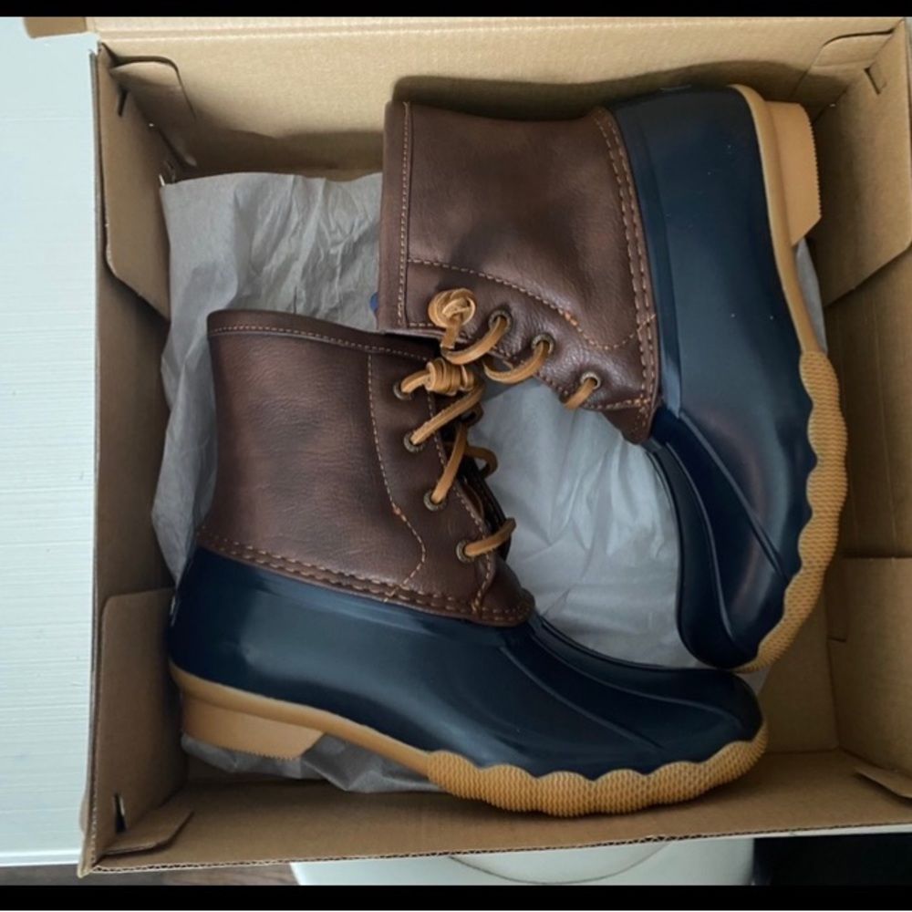 BRAND NEW big girl navy blue sperry water proof boots